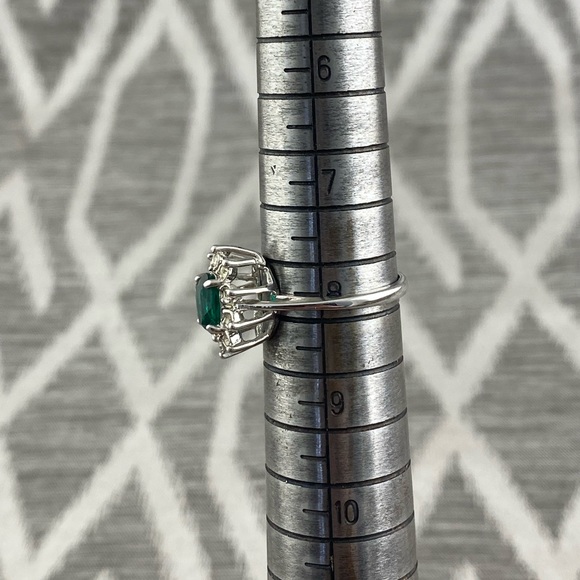 Oval Emerald colored stone surround by clear Stones Size: 8 Princess of Wales - Picture 5 of 5